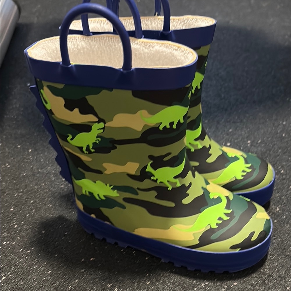 EUC Dinosaur Camo Kids Rain Boots Size 9